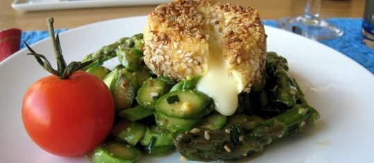 Roher Spargelsalat mit Sesam-Tomme