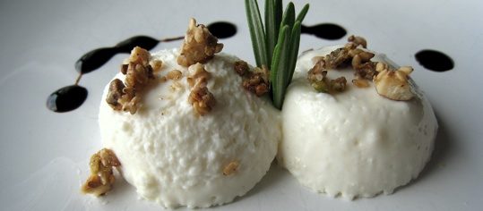 Parmesan-Mousse mit Nusskrokant
