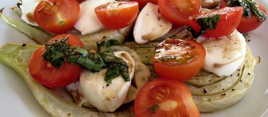 Gebackener Fenchel-Tomaten-Salat mit Mozzarella