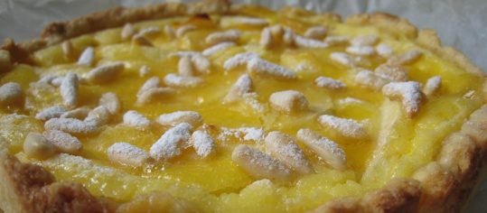Französische Apfeltarte mit Pinienkernen