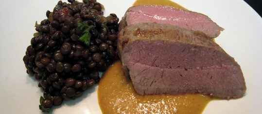 Lamm mit Specksauce und Balsamico-Linsen