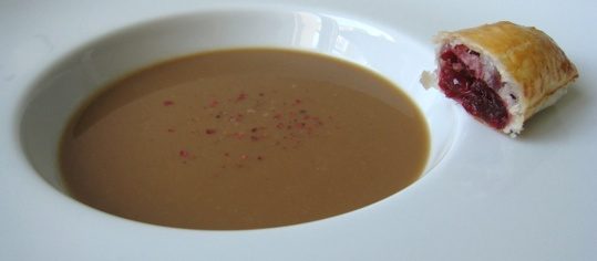 Kastaniensuppe mit Cranberry-Krapfen