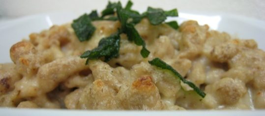 Nuss-Knöpfli mit Gruyère-Sauce und Salbei