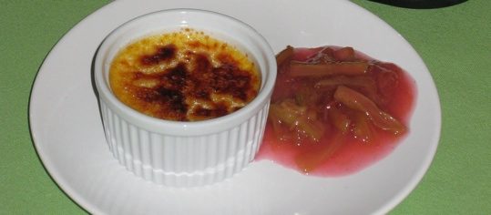Rosmarin-Crème-brûlée mit Rhabarber-Kompott