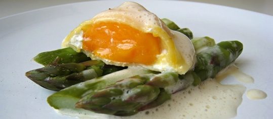 Ei-Ravioli auf Spargel mit Parmesanschaum