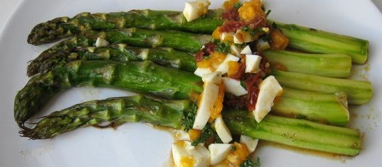 Gebackene Spargeln mit Ei-Vinaigrette