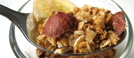 Kaffee-Haselnuss-Granola mit Bananenchips