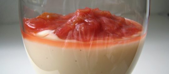 Rhabarberkompott auf Vanille-Ricotta-Joghurt