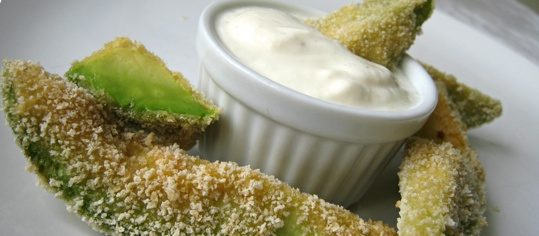 Frittierte Avocado-Wedges mit Meerrettich-Dip