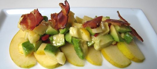 Apfel-Avocado-Salat mit Speck