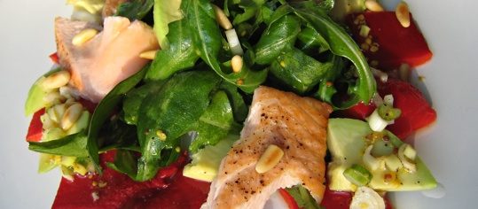 Salat mit Avocado und gegrilltem Lachs