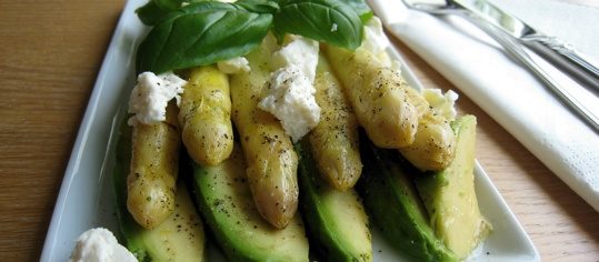 Lauwarme Vanille-Spargeln mit Avocado und Feta