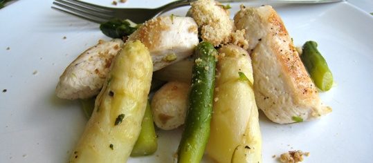 Poulet und Spargeln mit Zitronenstreusel