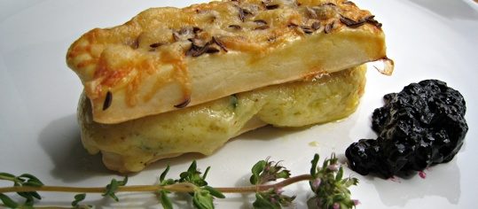 Gruyère-Cremeschnitte mit Heidelbeer-Chutney