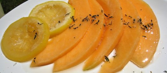 Melonencarpaccio mit Portweinsirup