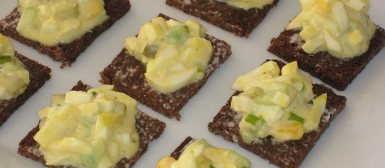 Eiersalat auf Pumpernickel