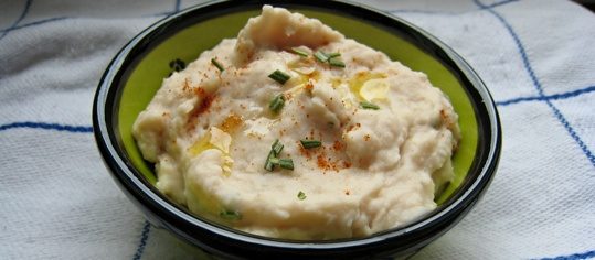 Hummus aus weissen Bohnen