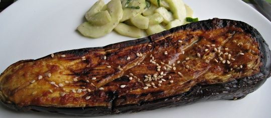Miso-Auberginen mit Gurkensalat