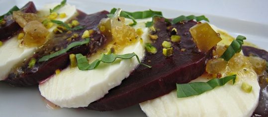 Randen-Caprese mit Salzzitronen-Vinaigrette