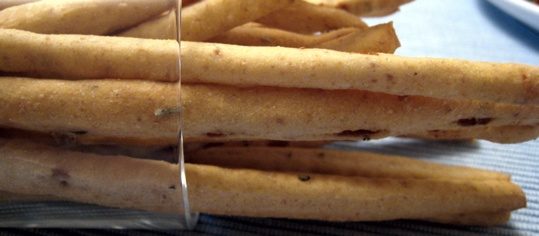 Maisgrissini mit Rosmarin und Dörrfeigen
