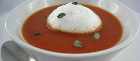 Suppe von gerösteten Peperoni