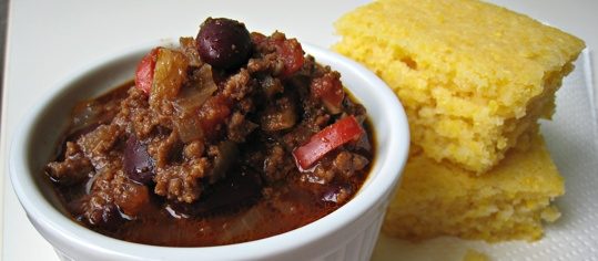 Chili con Carne mit Cornbread (Maisbrot)