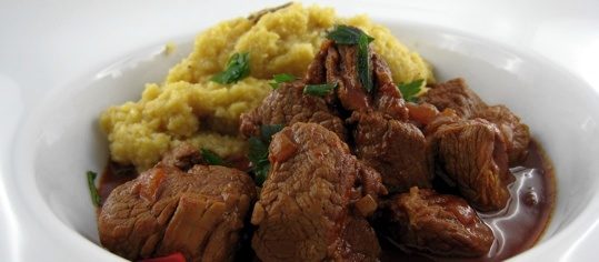 Kalbsgulasch mit Steinpilz-Polenta