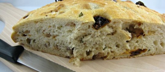 Marroni-Focaccia mit Rosmarin und Dörrtomaten