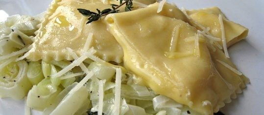 Ravioli mit Fondue-Füllung auf Lauch