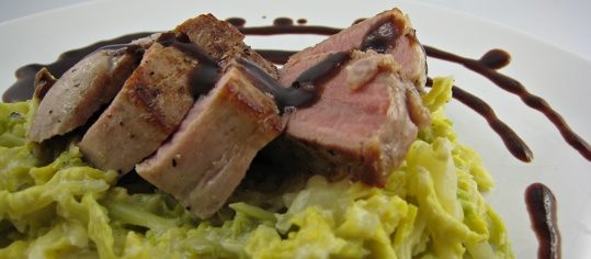 Schweinsfilet auf Wirzfondue mit Balsamico-Honig-Jus