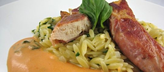 Poulet im Rohschinkenmantel, Kräuter-Pastasotto und Tomaten-Rahm