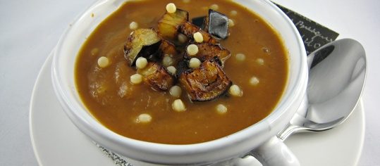 Auberginensuppe mit Riesen-Couscous