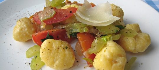 Gala-Käsli-Gnocchi mit Stangensellerie und Cherrytomaten