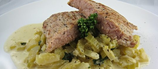 Kalbsschnitzel mit Stangensellerie