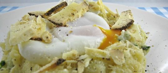 Kartoffelstock mit pochiertem Ei und Belper Knolle