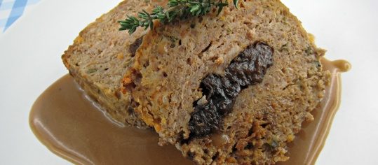 Hackbraten mit Dörrpflaumen und Cognac-Rahm-Sauce