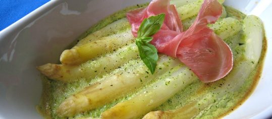Gratin von weissen Spargeln