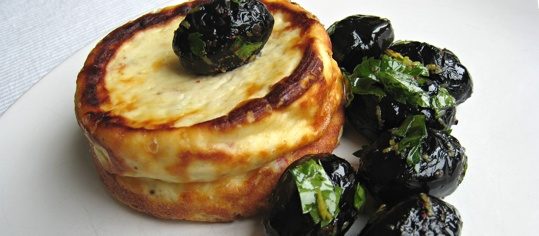 Gebackener Ricotta mit marinierten Oliven