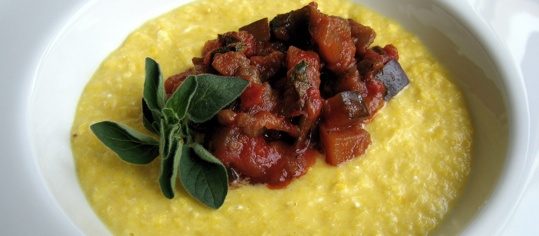Frischmais-Polenta mit Auberginengemüse