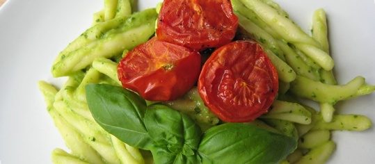 Pasta mit Avocado und caramelisierten Tomaten