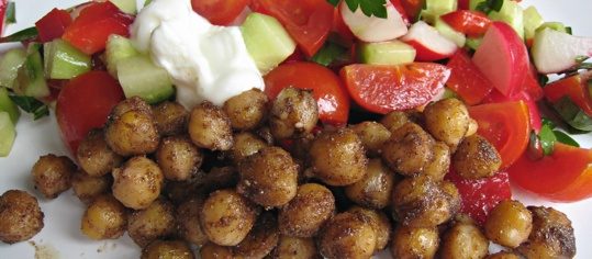 Würzige Kichererbsen mit buntem Salat