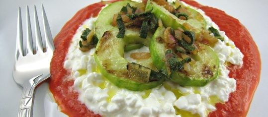 Gebratene Gurken mit Hüttenkäse auf Peperoni-Spiegel