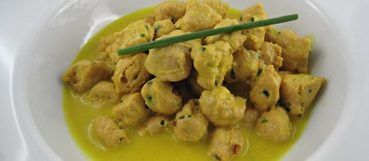 Brätkügeli mit rotem Pfeffer an Currysauce