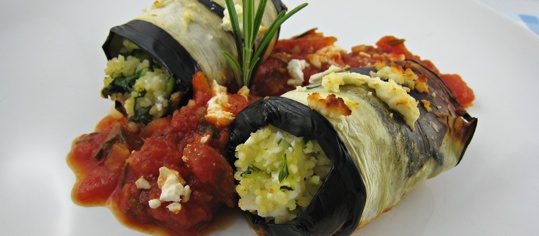 Auberginenröllchen mit Kräuter-Couscous und Feta