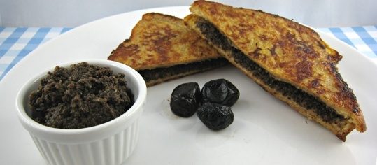Oliventapenade und French Toast Sandwich