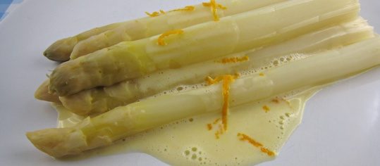 Spargeln mit Sauce maltaise