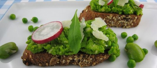 Erbsen-Fave Crostini
