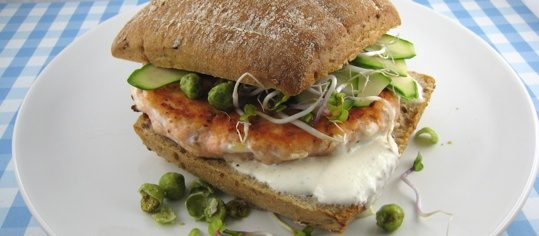 Lachsburger mit Tahinicreme