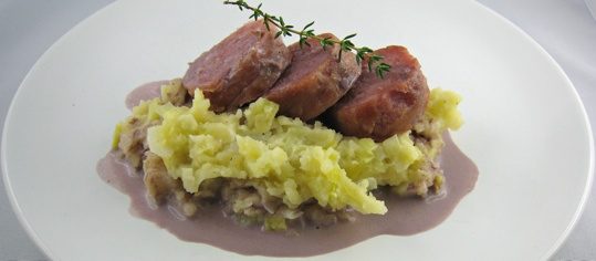 Saucisson Vaudois, Lauchkartoffelstock, Rotweinsauce