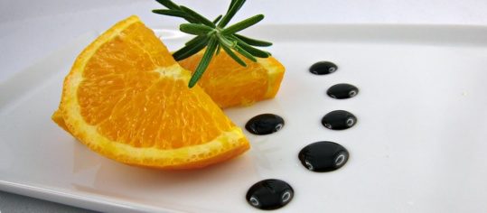 Crema di Balsamico mit Orangen, Ingwer und Rosmarin